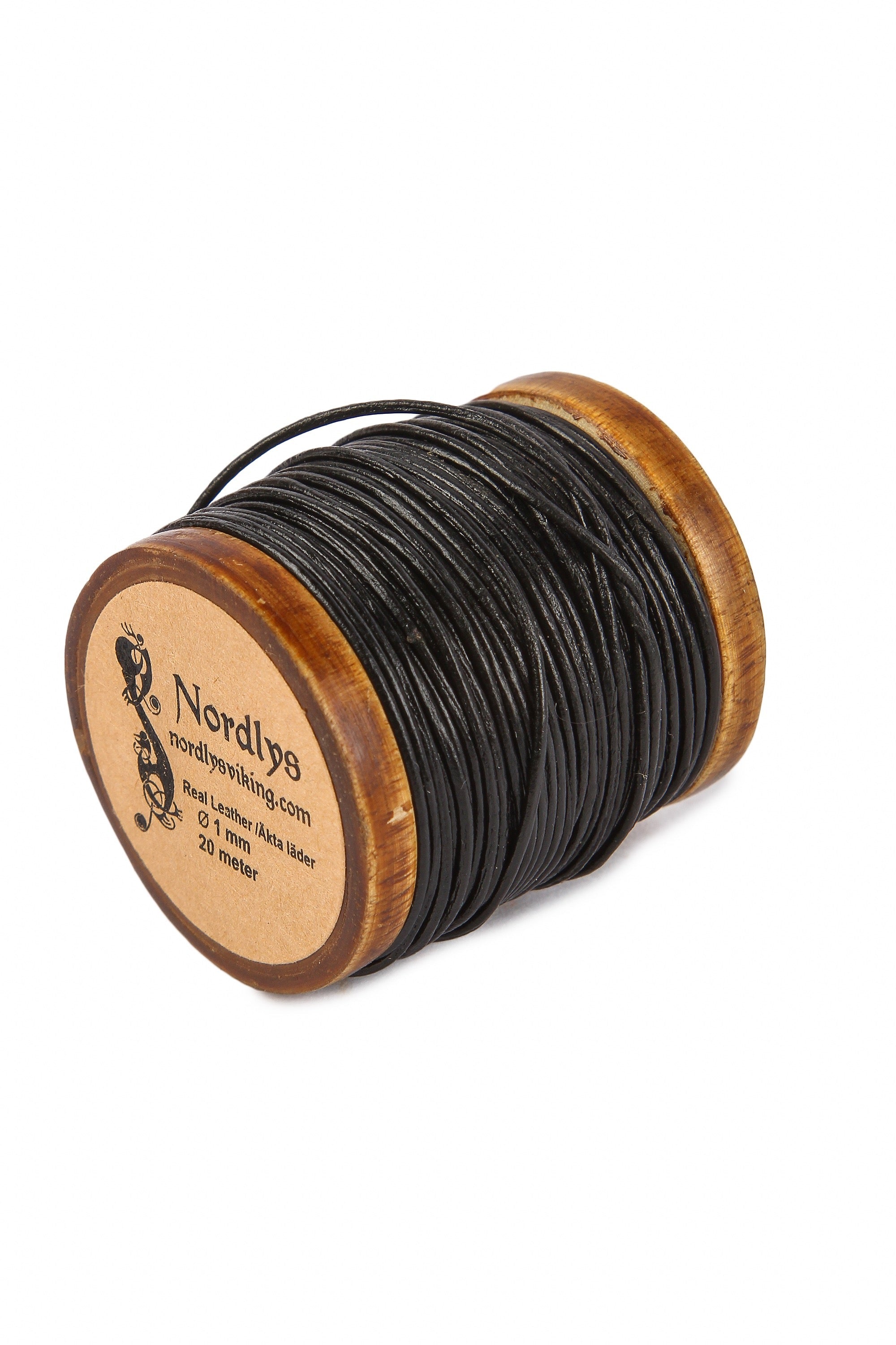  1 millimeter i svart färg. Upprullad på en traditionell träspole. Hög kvalitet och skarvfri. Tillverkad av vegetabiliskt garvat läder. En snygg och praktisk tråd.
