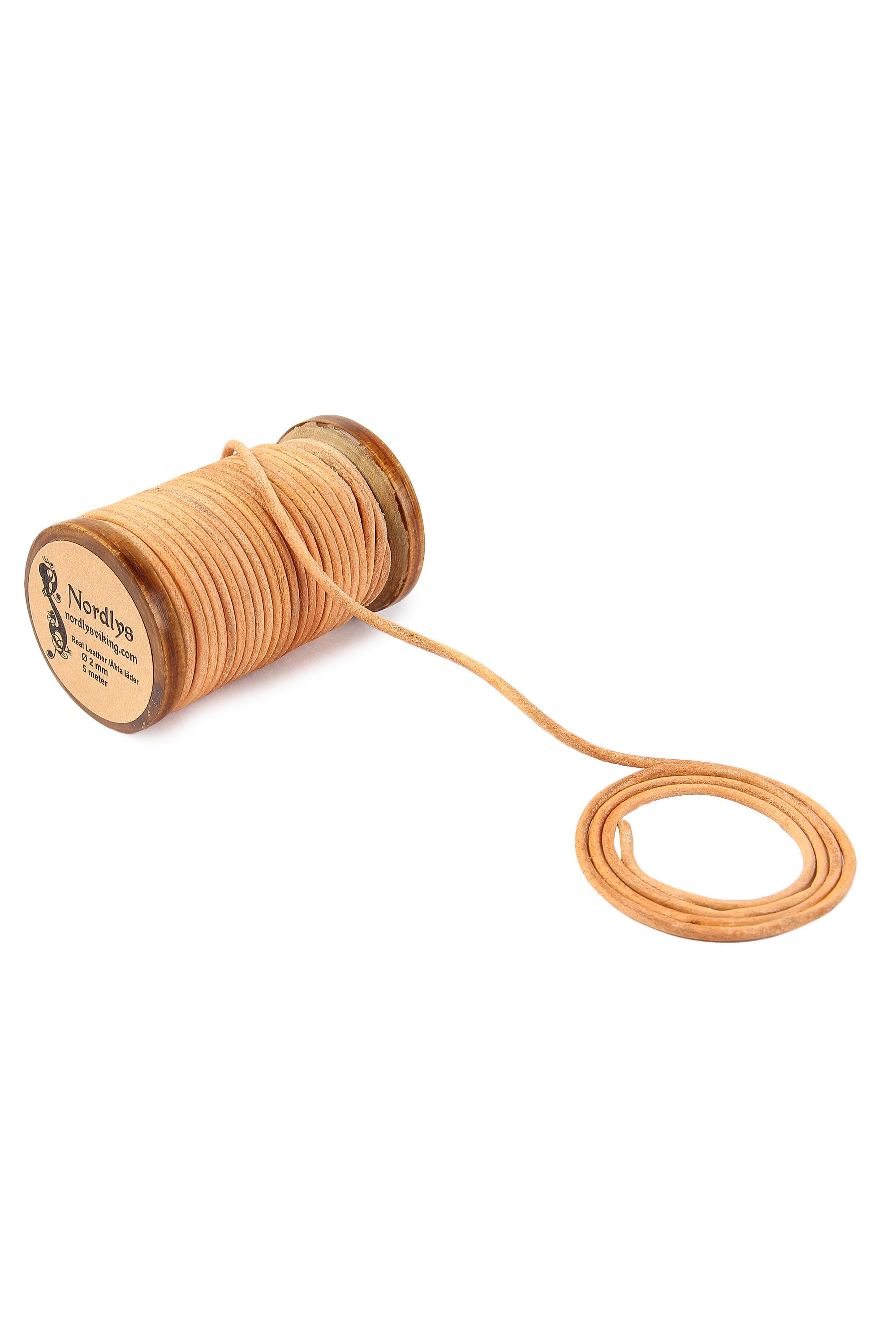  tjocklek 2 millimeter. Upprullad på en traditionell träspole. Hög kvalitet och skarvfri. Tillverkad av vegetabiliskt garvat läder. En snygg och praktisk tråd.
