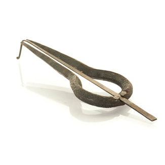 Smidd mungiga i järn mot vit bakgrund visar hela instrumentets form