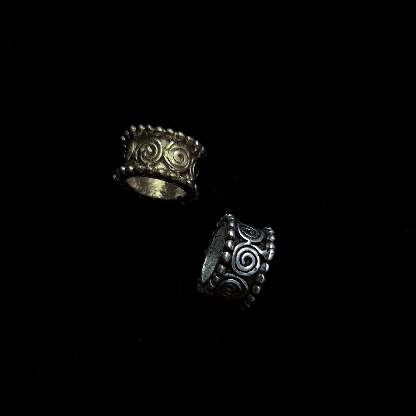 Hålstorlek, ca 7- 8 mm Finns både i antik mässing och silverbelagd utgåva.