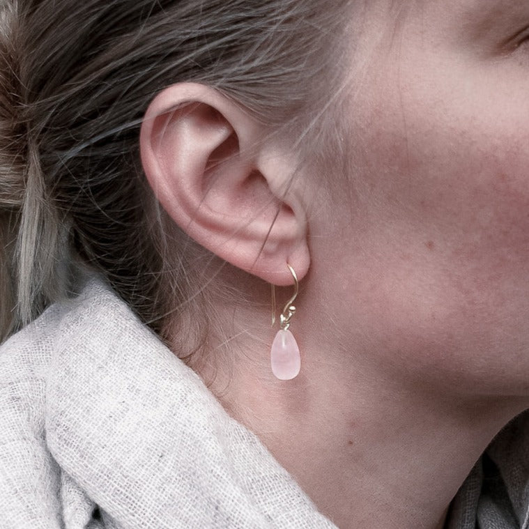 Earring with semi-precious stone