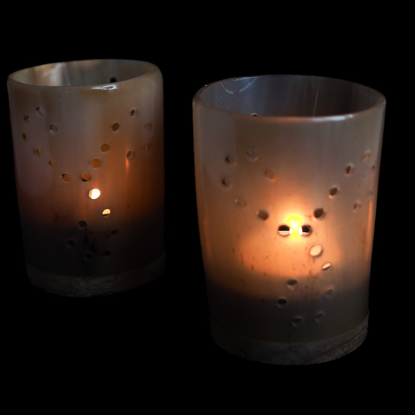 Ljuslyktor i horn, två stycknen tända tealights, naturligt horn med hjärtamönster