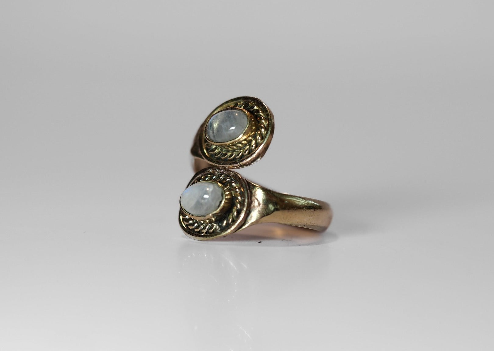 Denna ring är designat som et öppet band om fingret. Mässingens är tillräckligt mjuk och flexibel till att ringen kan justeras i storlek efter behov.Ring med månsten