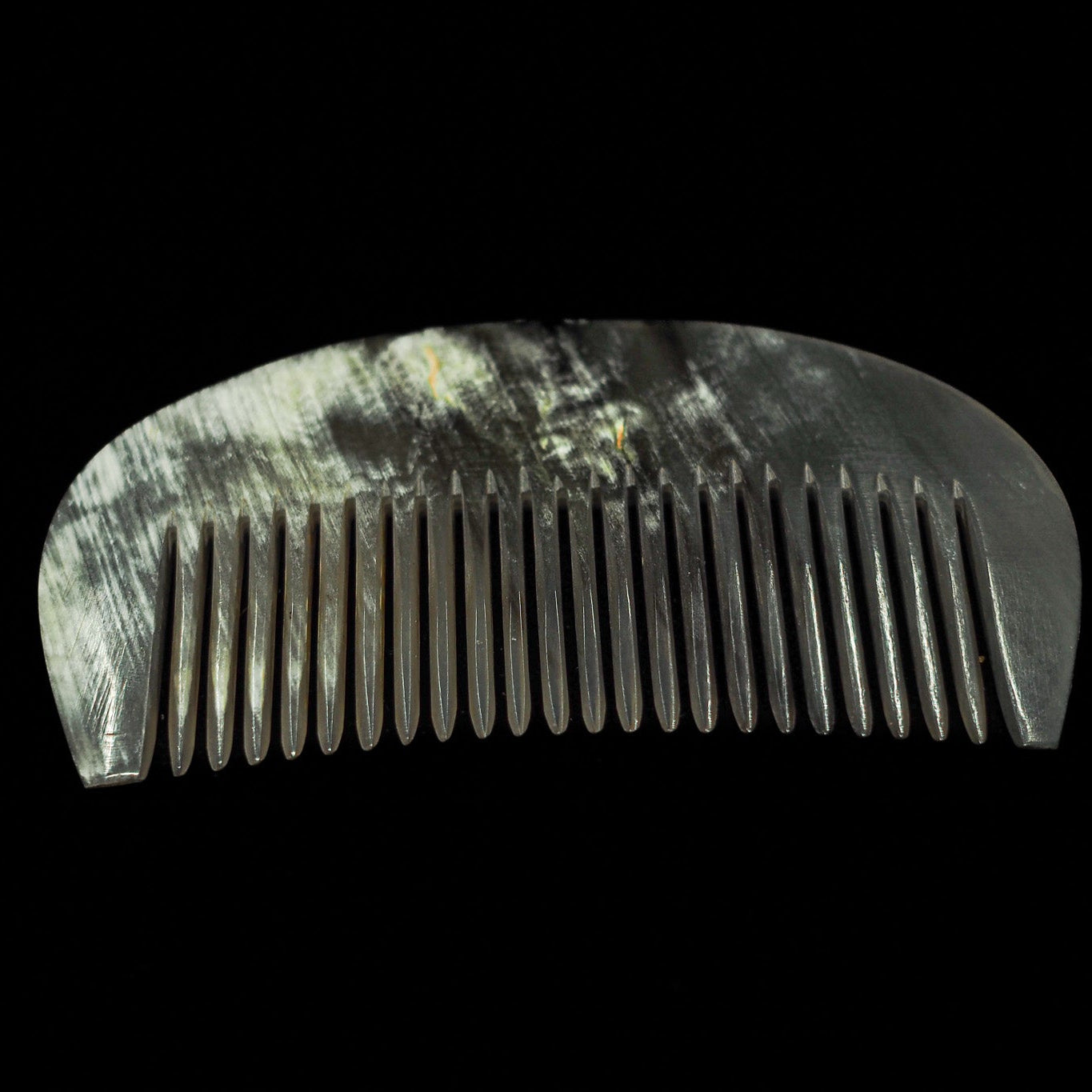 Kam i horn med bågformad kant