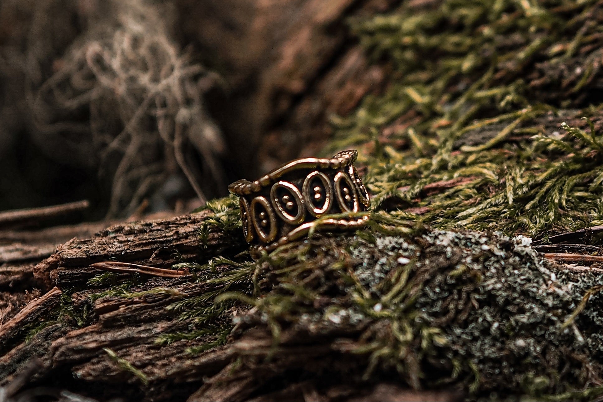 Hålstorlek, ca 7- 8 mm Finns både i antik mässing och silverbelagd utgåva.