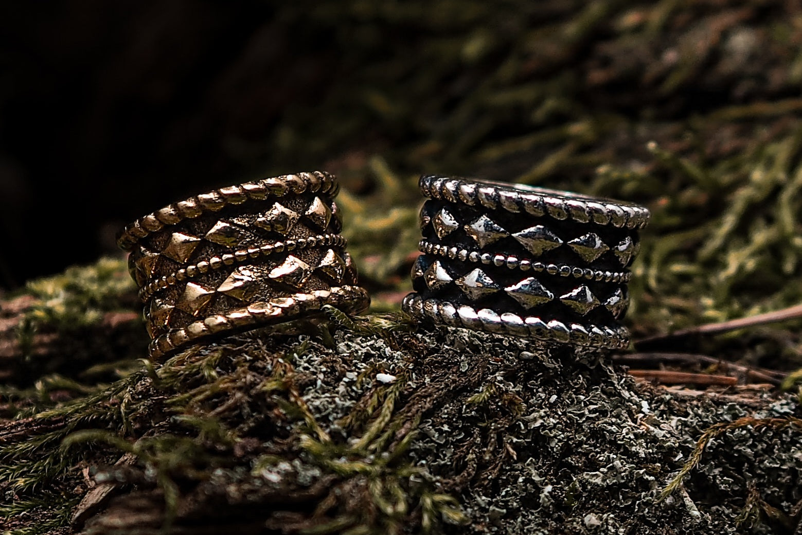 Hålstorlek, ca 7- 8 mm Finns både i antik mässing och silverbelagd utgåva.