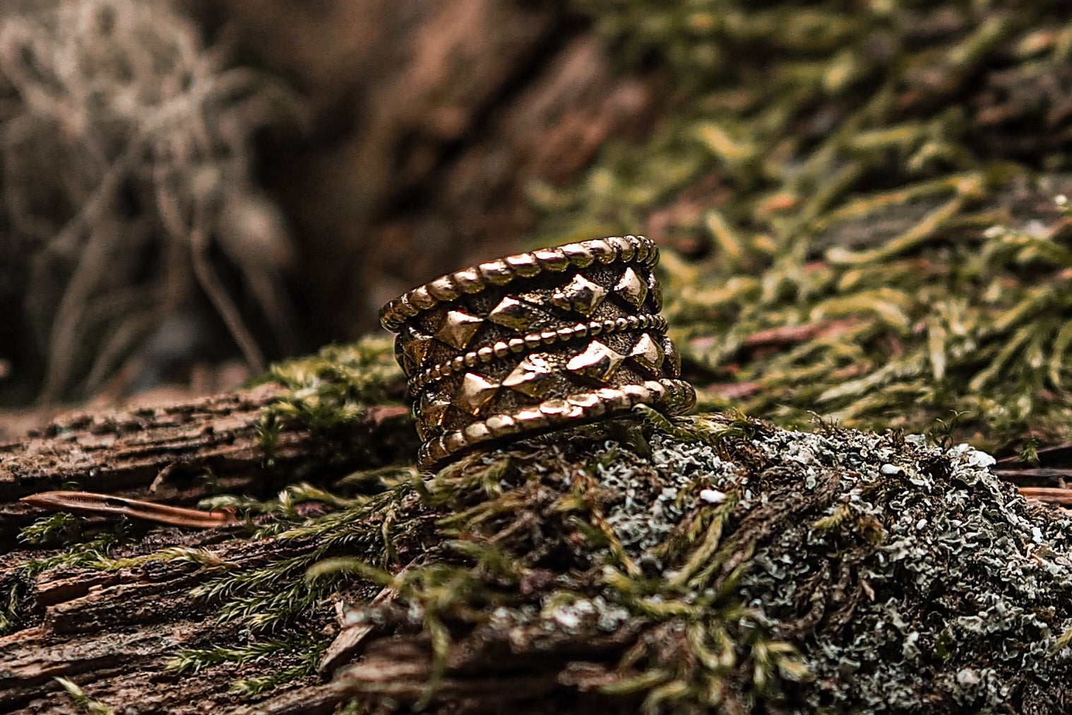 Hålstorlek, ca 7- 8 mm Finns både i antik mässing och silverbelagd utgåva.