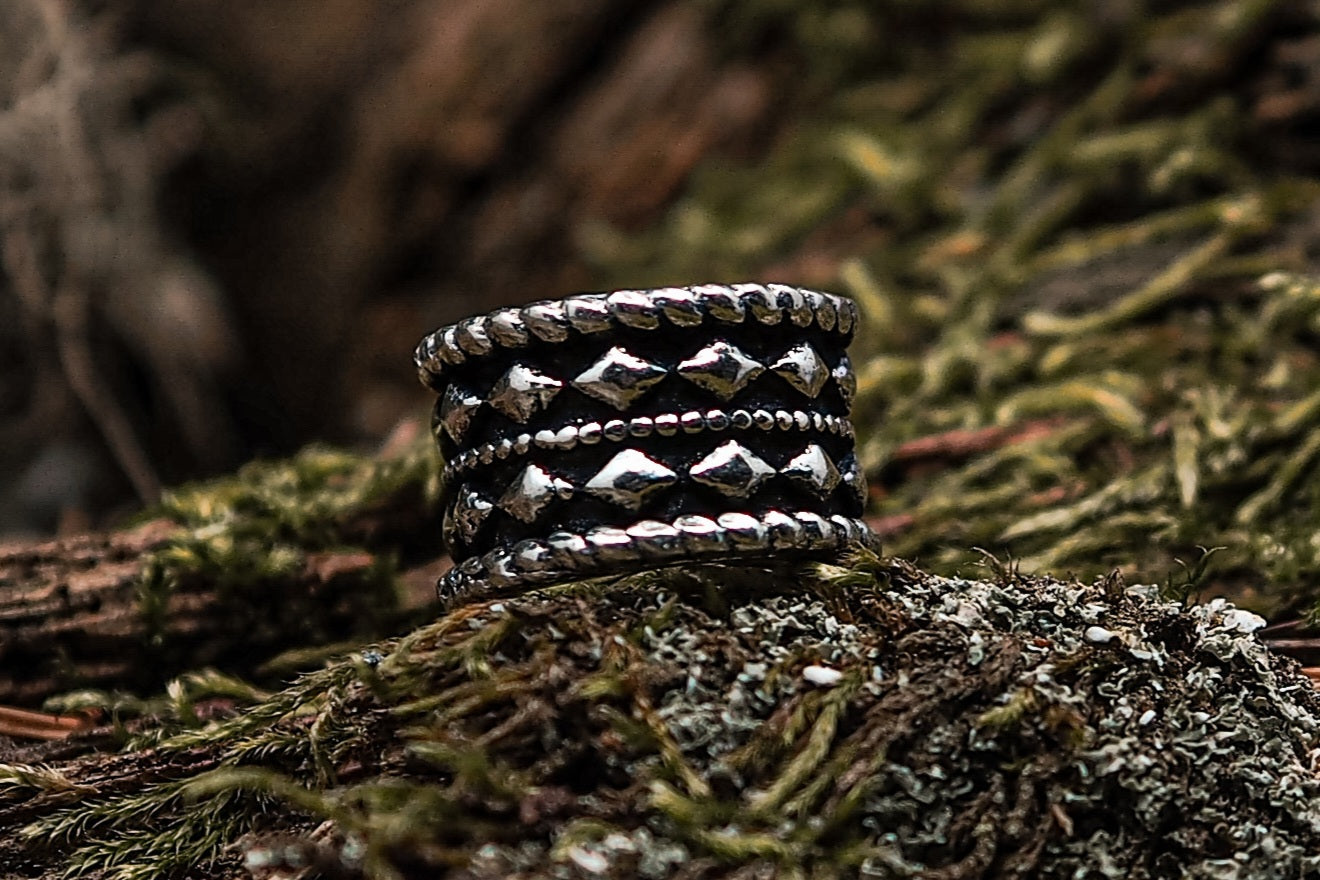 Hålstorlek, ca 7- 8 mm Finns både i antik mässing och silverbelagd utgåva.