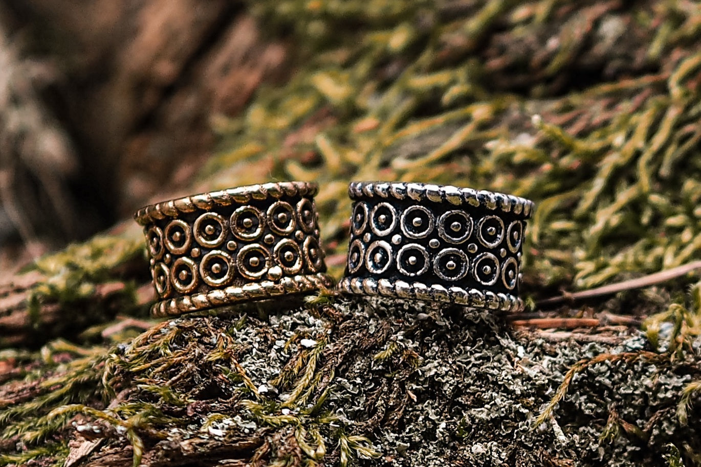 Hålstorlek, ca 7- 8 mm Finns både i antik mässing och silverbelagd utgåva.